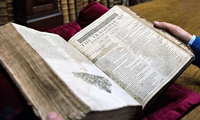 资料图片:1623年印行的莎士比亚《第一对开本》首次现身法国。