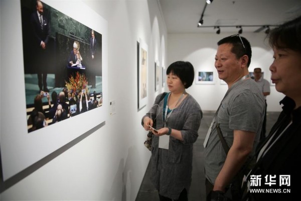 　　 5月26日，参观者欣赏“年轻世界观——新华社青年摄影记者联展”的展出作品。