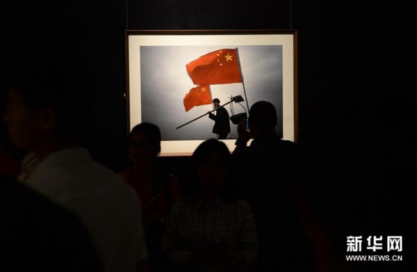 　　 5月26日，人们在河南艺术中心参观摄影家朱宪民作品展。