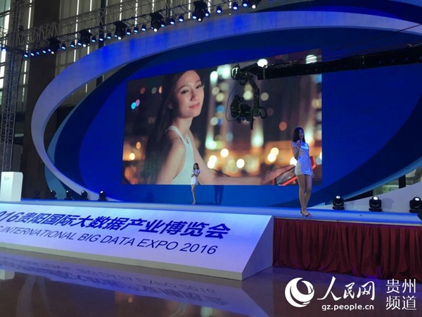 图为发布会现场向观众展示“暖蓝WarMan''。 人民网 赵静 摄