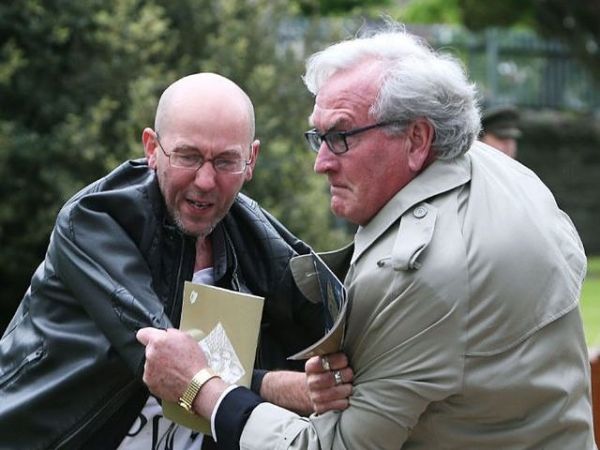 加拿大驻爱尔兰大使凯文·维克斯（右）将一名抗议者拖出场外。