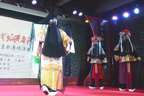 5月27日，“梨园故里话传承 粉墨登场演春秋”京剧专场演出暨“百姓演百姓看”西城区第二文化馆京剧进社区活动在老舍茶馆拉开帷幕。图为韵春京剧社表演《文韶关》。