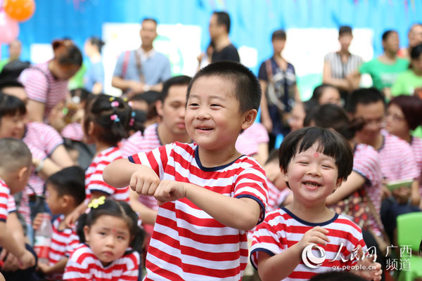 小朋友在观看亲子表演（凌福龙/摄）