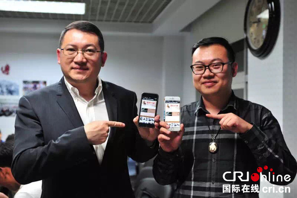 《寻找方大曾》专题主页正式上线,冯雪松(左)与该专题负责人舒猛合影留念。