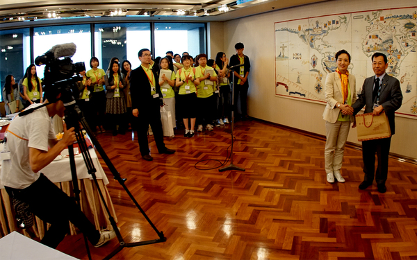 在伊藤忠商事总部的联欢会上访日团朱丹团长与冈本专务互赠礼品