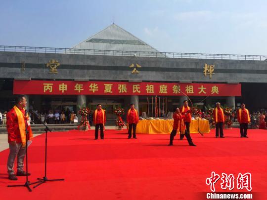 三开神弓，祈佑风调雨顺、国泰民安、张氏兴旺。 李铁锤摄