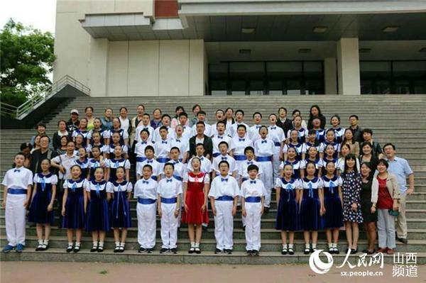 比赛后师生家长合影留念 王建宇 摄