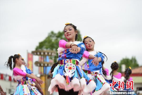 阿坝县寄宿制小学表演舞蹈《香甜的酥油茶》。　钟欣　摄