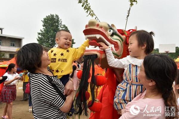 摸摸龙头沾沾喜气