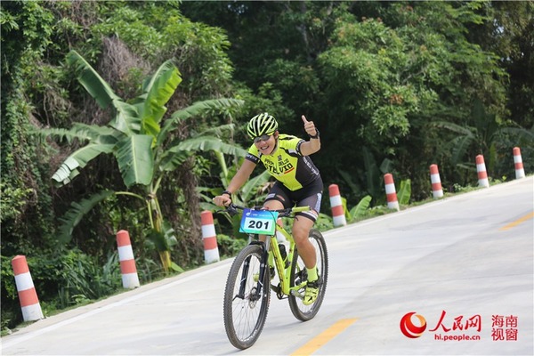 沿途中，骑手们边享受着沿途的风光，边骑行感觉快乐无限