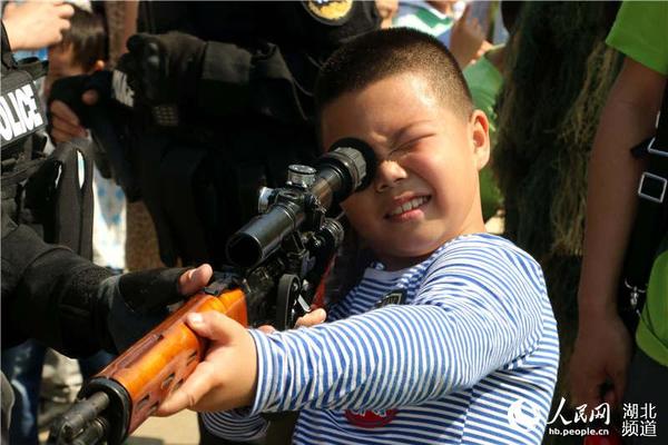 小朋友们体验狙击枪