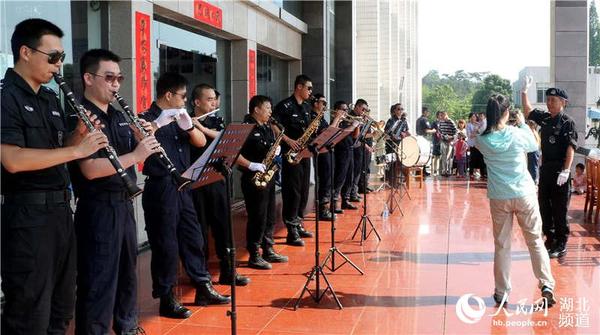 特警乐队演奏