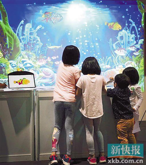 ■大屏幕上的小鱼来自现场线下孩子画的2D平面涂鸦。画作经过扫描后,小鱼马上呈现在视频中。(受访者供图)