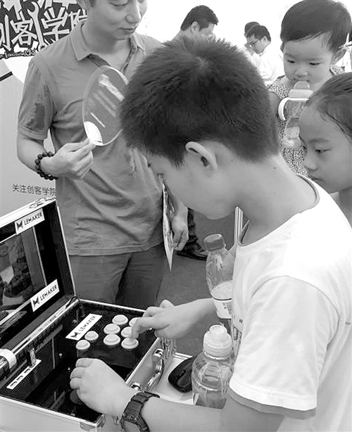 在日前举办的深圳创客周上，孩子们在体验文化创客产品。经济日报记者 金晶 摄
