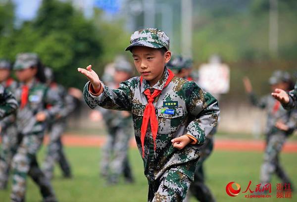 5月31日,宁波奉化莼湖镇中心小学的学生们在操场上表演擒敌拳。章勇涛 摄