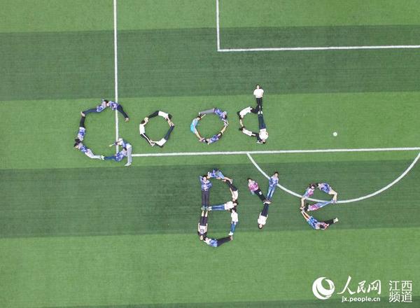 跟大四学长学姐道别。