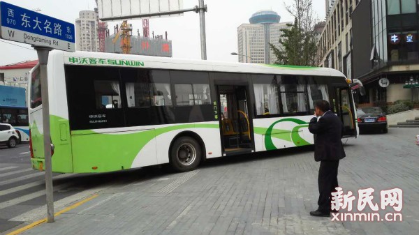 东大名路一875路公交左转时方向盘突然锁死