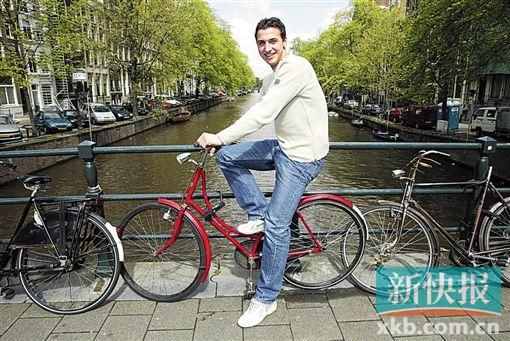 ■青年伊布在阿姆斯特丹骑车,他似乎一直对自行车保持兴趣。