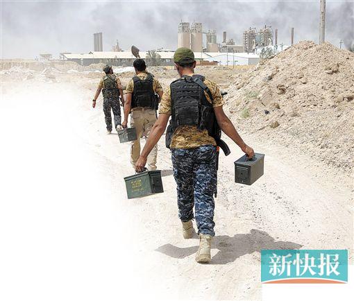 ■在费卢杰市郊,支持伊拉克政府的民兵组织军事人员前往前线。新华社发