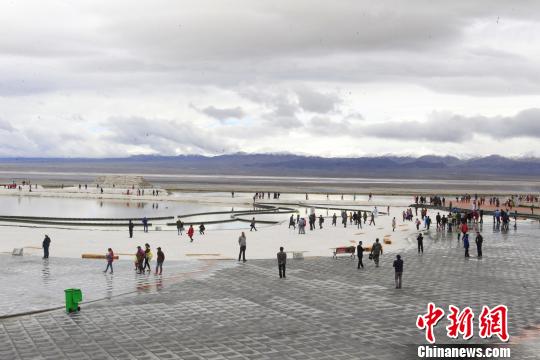 图为游客在中国版“天空之镜”青海茶卡盐湖。　张添福 摄
