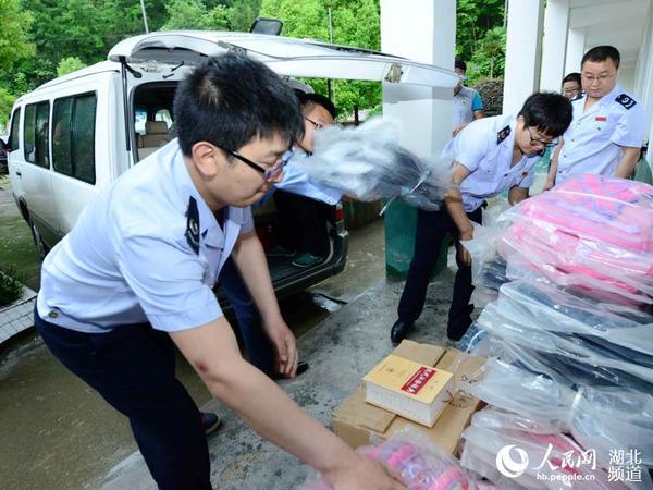 湖北保康县地税局青年志愿者深入扶贫村开展