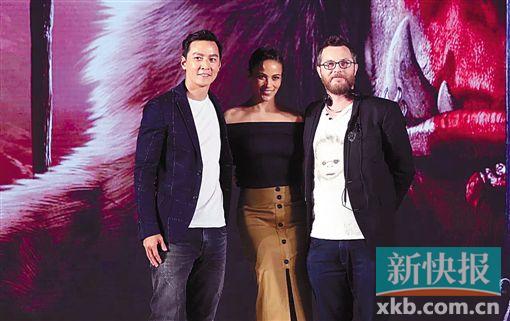 ■导演邓肯·琼斯(右)、吴彦祖和饰演半兽人迦罗娜葆拉·帕顿。