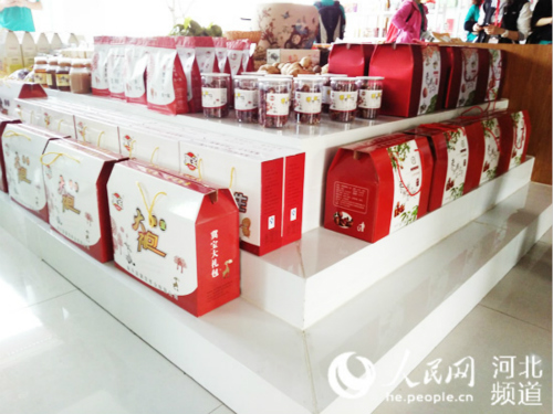 图为河北省保定市阜平县电子商务创业园内的产品展示区。此前创业园和农户对接后策划了“土蛋攻城记”、“认购‘杏’福树”等一系列电商营销方案，让农产品等在短时间内被网友一抢而空。孙逸桦 摄