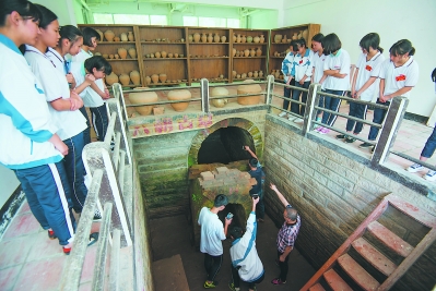 华侨中学宿舍楼的地下室，有一处1956年发掘古墓群时留下的一座墓室。当年九日山周边共发掘东晋墓1座，南朝墓18座，唐墓50多座。