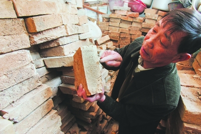 九日山文管负责人胡家其的一间收藏室里堆满了他从周围工地抢救回来的文物，五代的陶碗，晋代的墓砖都一一摆放整齐。