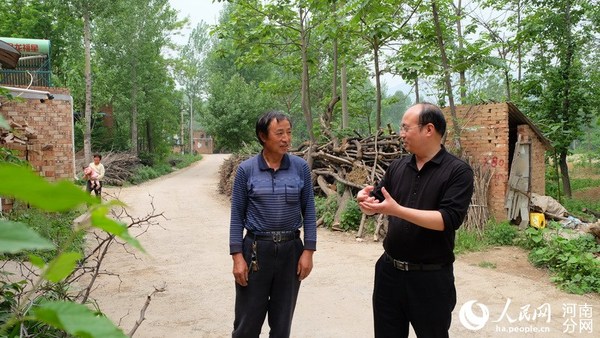 张国红（右）和村民交谈