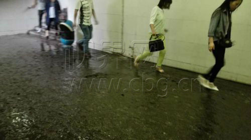 市民在泥浆中艰难前行