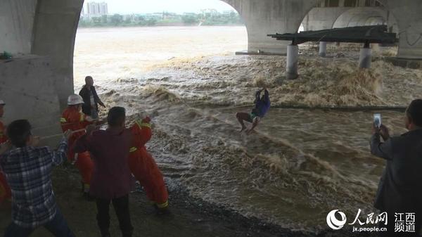 救援现场（视频截图）