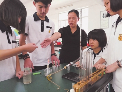 翔安实验学校教师蔡挥舞放弃午休义务指导学生做实验。