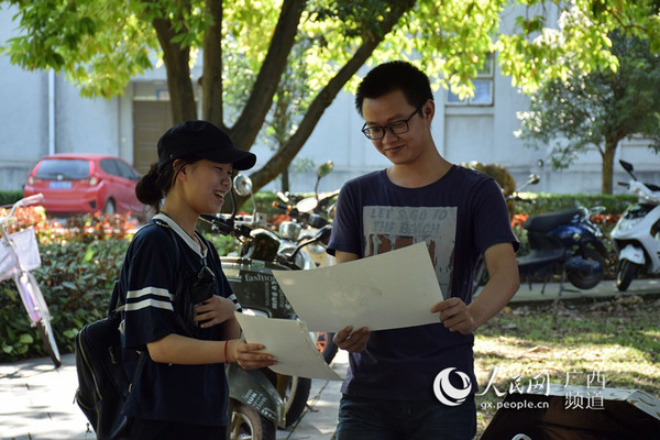 消费者拿到画作后十分开心