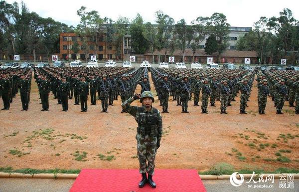 庄严宣誓。摄影：胡程