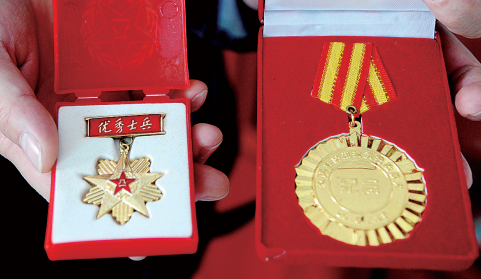 申亮亮获得的优秀士兵和抗洪抢险奖章