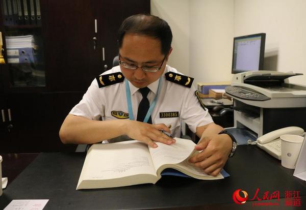 不上机的时候，胡坚也不闲着，主动对操作规程进行再学习，保证G20保障工作完成的更漂亮。