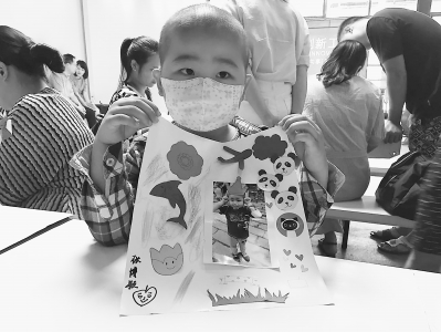 ?“小白”们(白血病患儿的昵称)正在病房教室展示DIY的剪贴画。