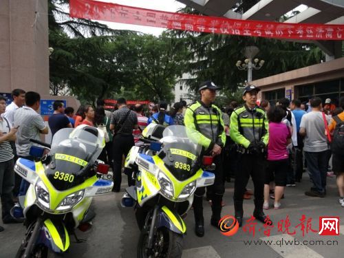 2016年高考实拍:济南七中考点考生合影留念