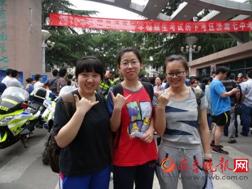 2016年高考实拍:济南七中考点考生合影留念