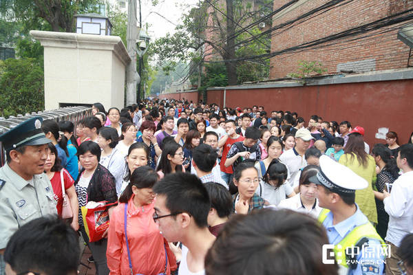 十九中门外，百花里的小道，被送考的家长围了个水泄不通。