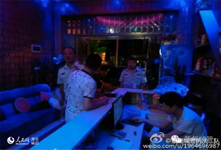 城管队员责令业业停业整改