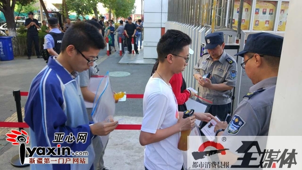 6月7日8时09分，乌市八中，考生已经排队进场了。