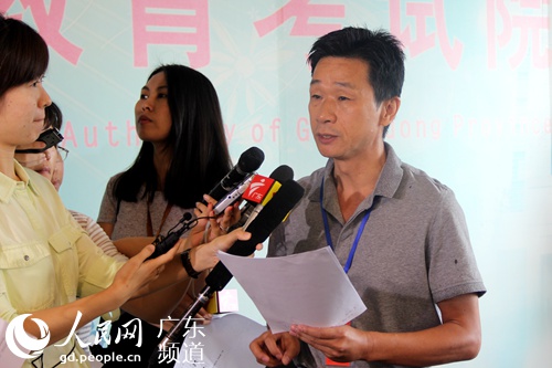 李金涛点评高考作文题。钟哲 摄