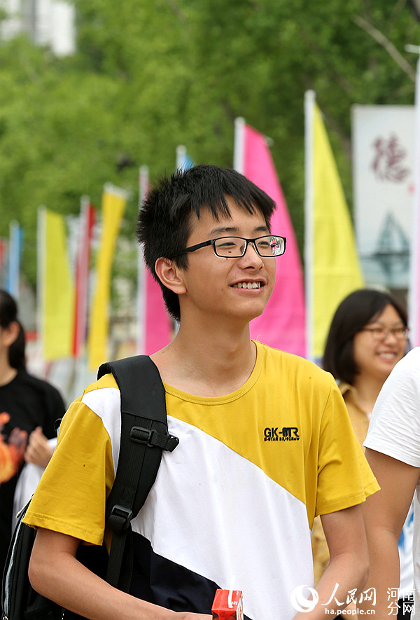 2016河南高考语文作文题目公布 考生自信走出