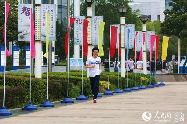 考生飞奔出考场