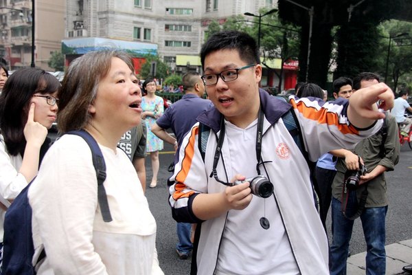 “对女儿成绩没有要求。说多了，孩子会有压力。”这么说着，何女士仍是忍不住向别人打听，考场内部的分配情况。至于孩子想要学什么专业，全凭孩子喜欢。