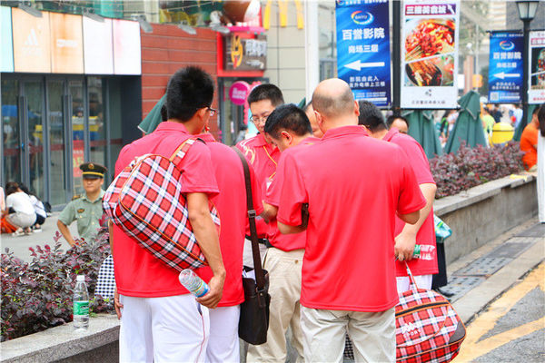 明德中学的老师们再商量些什么呢？