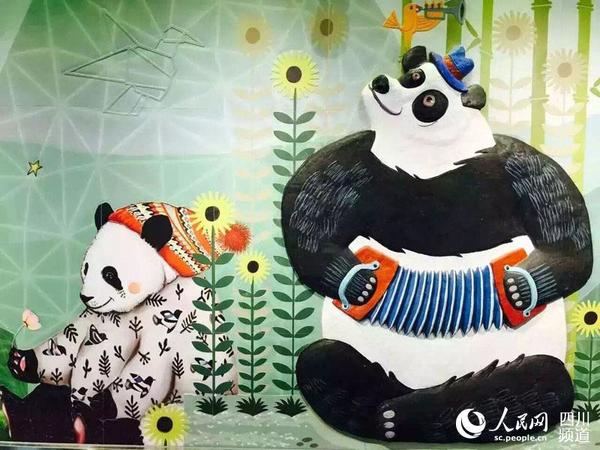 图为熊猫大道站里的“熊猫”。欧阳 摄