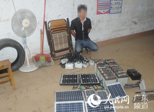 警方抓获犯罪嫌疑人及起获被盗的太阳能航标灯等设备。广州市公安局供图